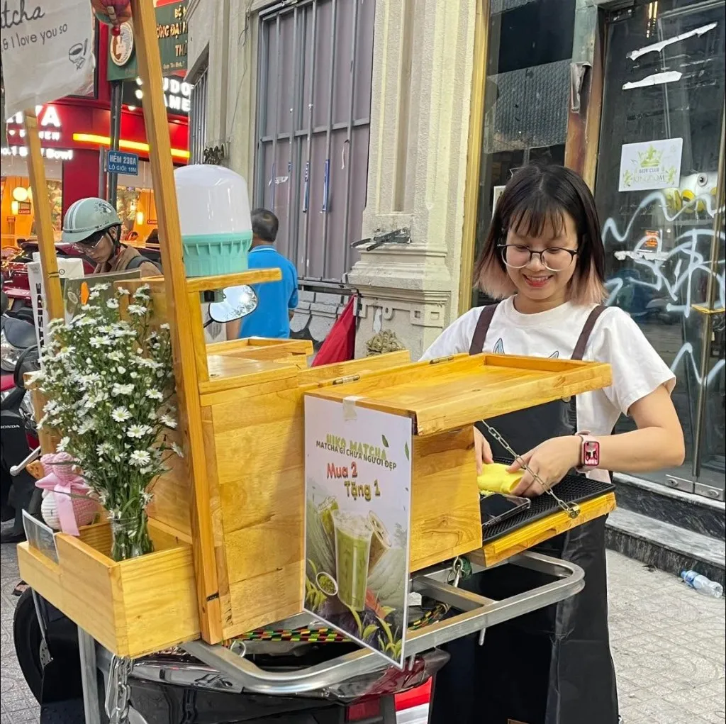 Hiko Matcha — thùng matcha nhỏ trên xe máy bên vỉa hè