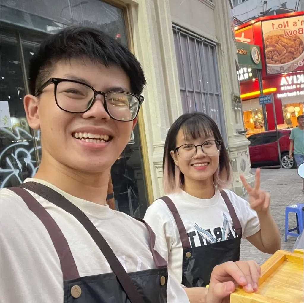 Hai người sáng lập Hiko Matcha cùng nhau bán matcha