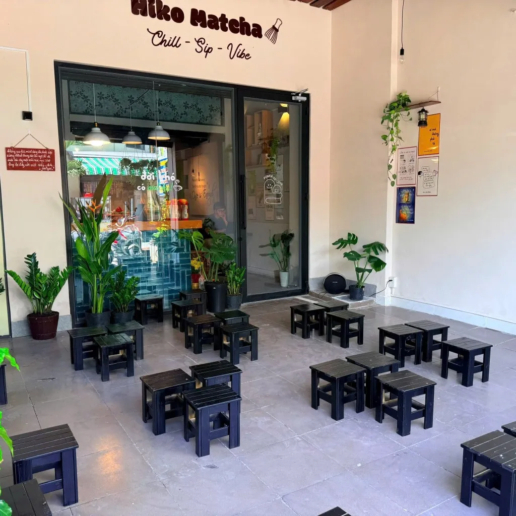 Khu vực ngồi ngoài trời trước cửa hàng Hiko Matcha