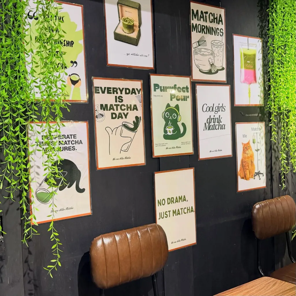Tường poster matcha đầy cá tính bên trong quán