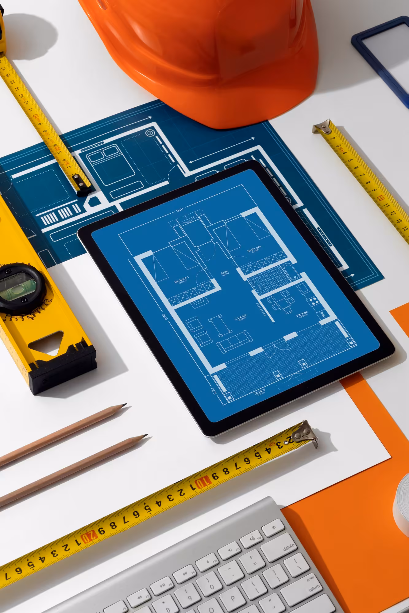 Plans et tablette numérique avec des plans de construction.